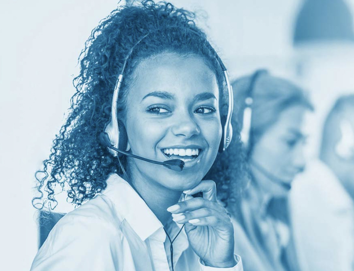Eine CATI-Interviewerin mit Headset bei einer telefonischen Befragung